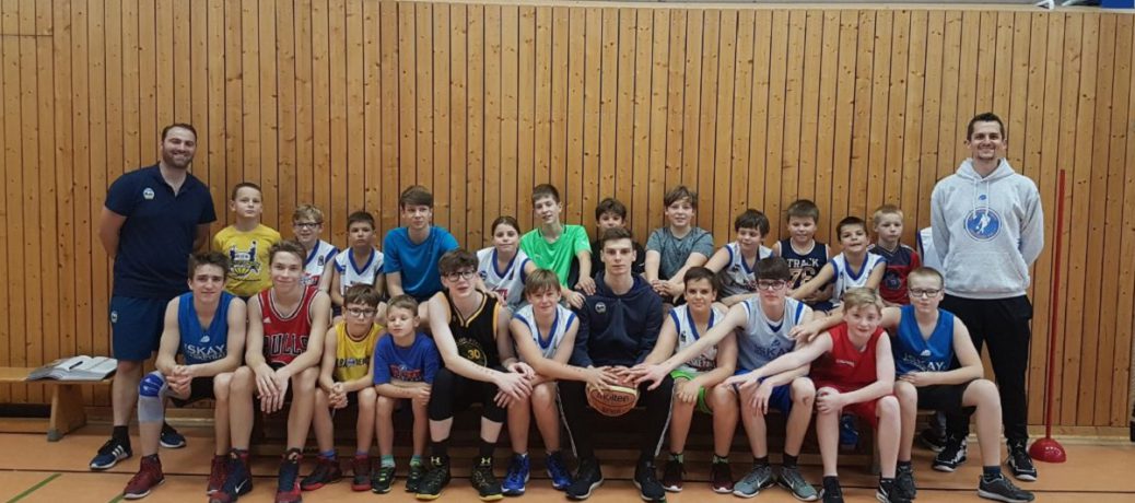 Schul-AGs und Basketballcamps